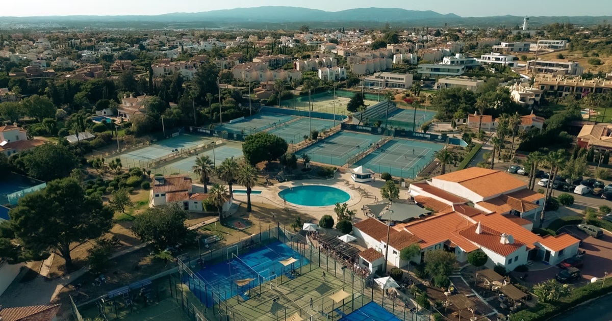 Floodlit tennis and padel facilities at Carvoeiro Clube de Ténis near Carvoeiro