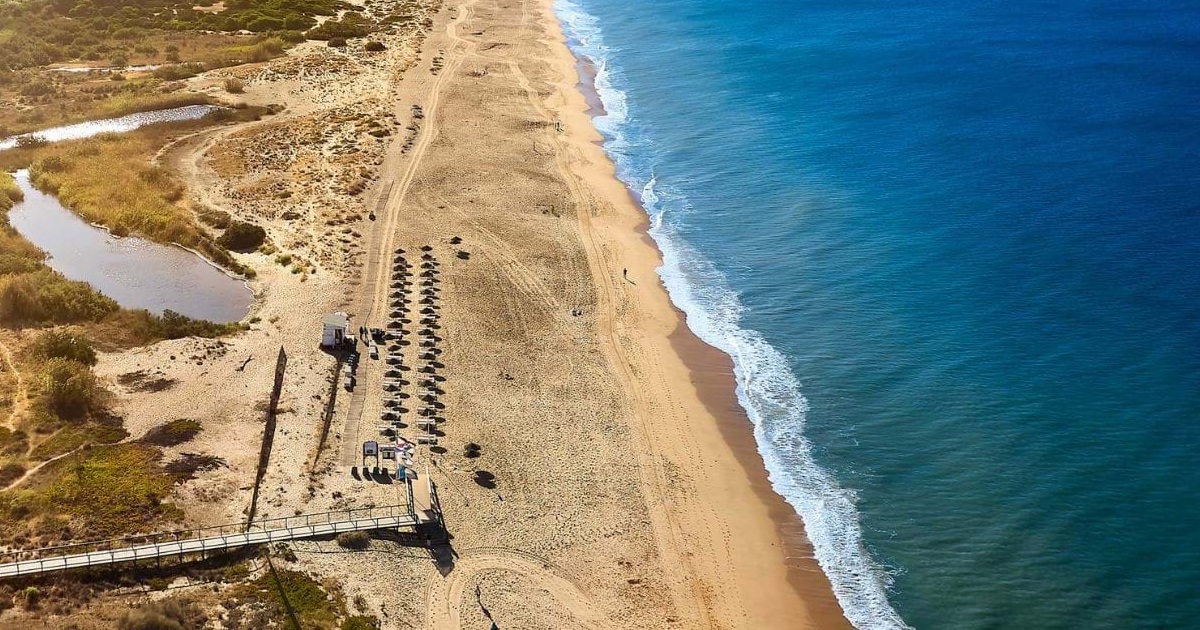 Praia de Loulé Velho beach and shoreline