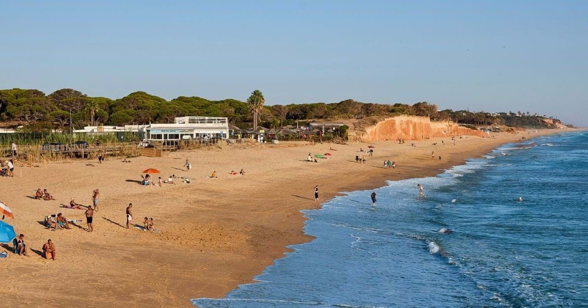 Praia do Forte Novo ochre cliffs and sand near Quarteira