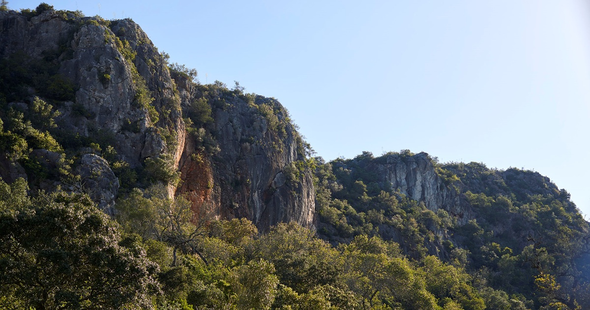 Limestone ridge and plateau at Rocha da Pena near Salir