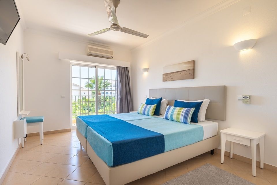 Bright apartment bedroom with balcony doors at 3HB Clube Humbria
