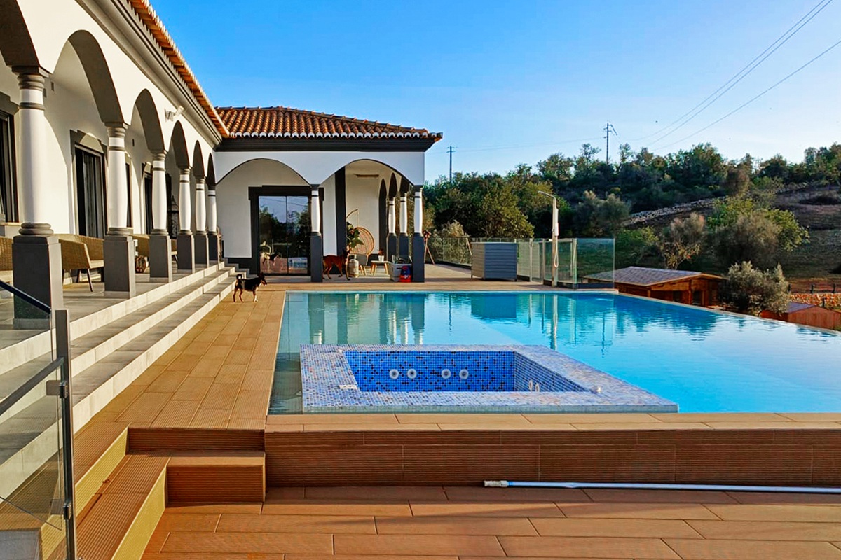 Beachfront villa terrace at Aldeamento do Levante, Porches