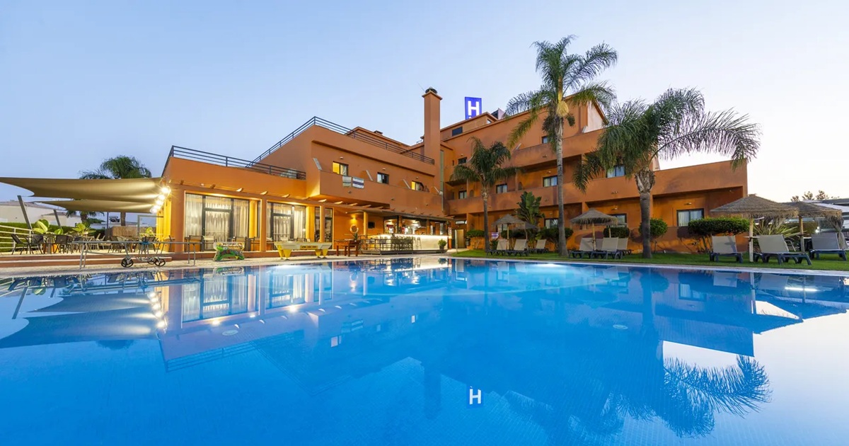 Hotel Praia Sol exterior and pool area in Quarteira
