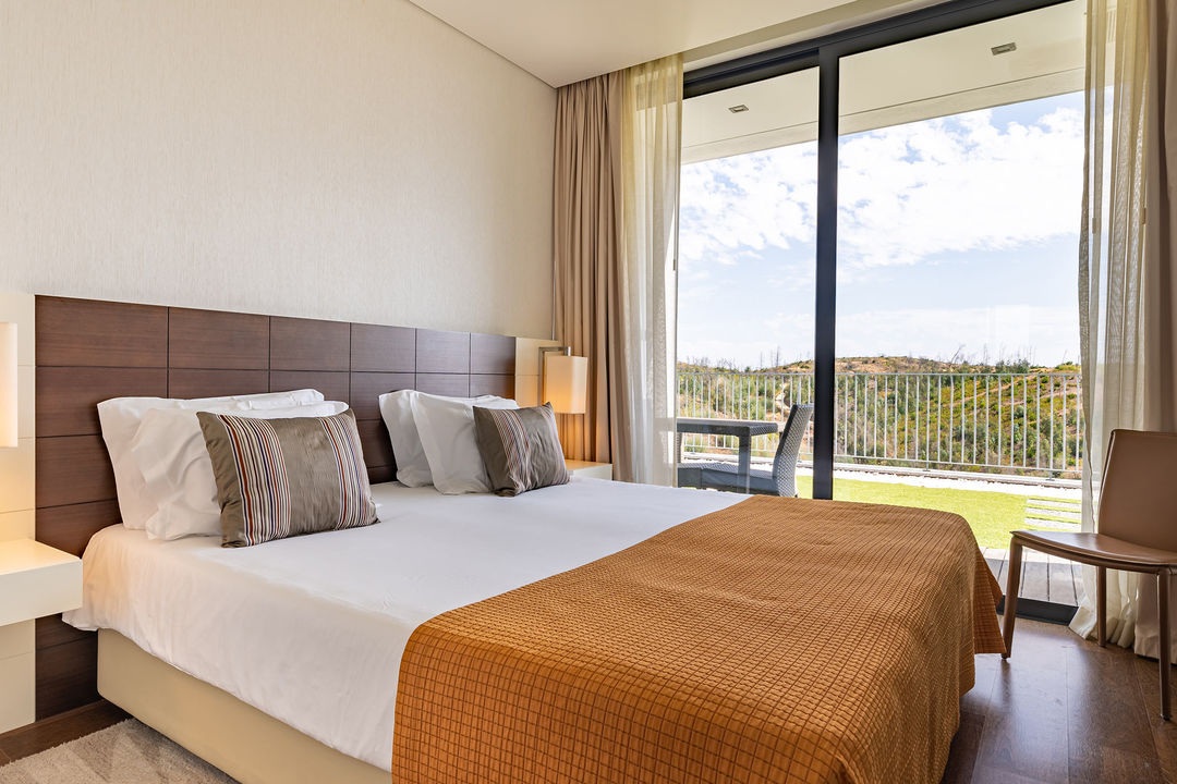 Suite bedroom with terrace and Serra de Monchique hill views