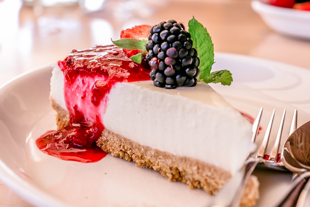 Berry cheesecake slice with blackberry and strawberry at 2 Passos