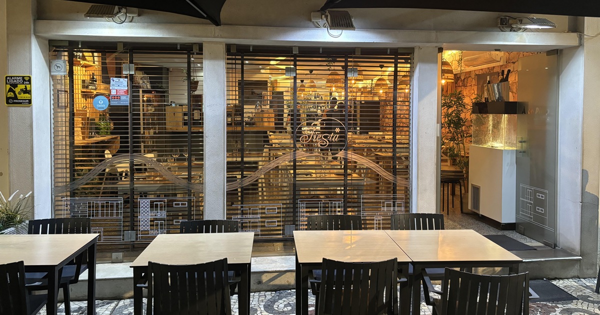 À do Pinto storefront on Rua de Santo António in Faro at night with outdoor tables