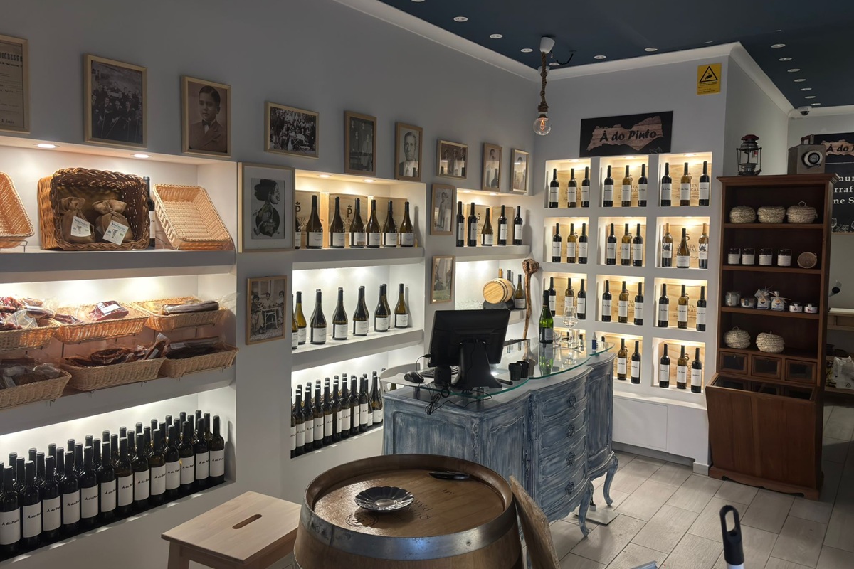 À do Pinto wine shop interior with lit bottle shelves and regional products