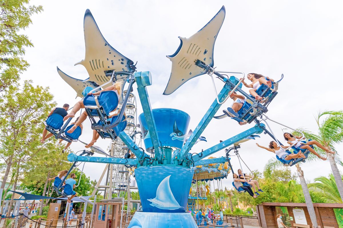 Manta ray themed spinning ride at Zoomarine theme park